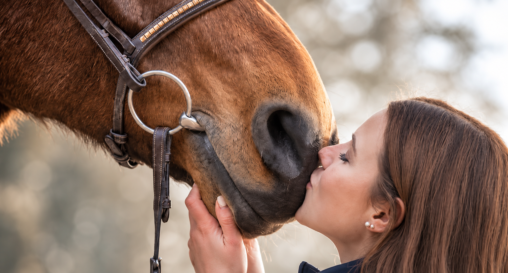 Elora embrasse tendrement un cheval